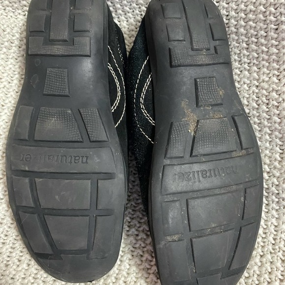 Two Pairs of Naturalizer Loafers, Size 6.5 - Picture 7 of 9